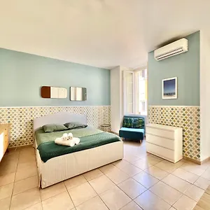 La Chaise Bleue , Nizza Francia